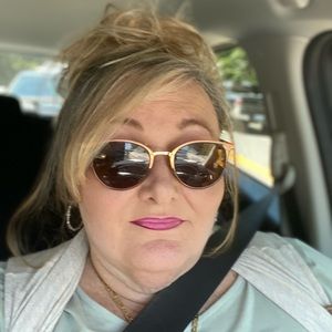 Meet your Posher, Debbie